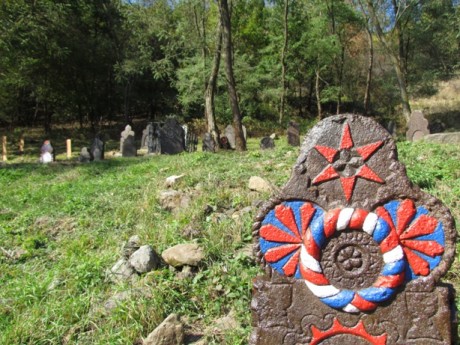 Dolný Tisovník, kamenný náhrobník