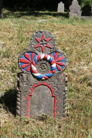 Dolný Tisovník, polychrómovaný náhrobník