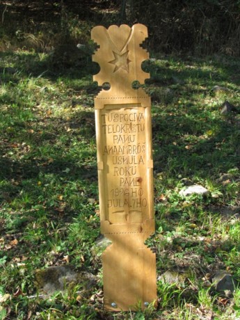 Dolný Tisovník, replika drevenej náhrobnej dosky (2)