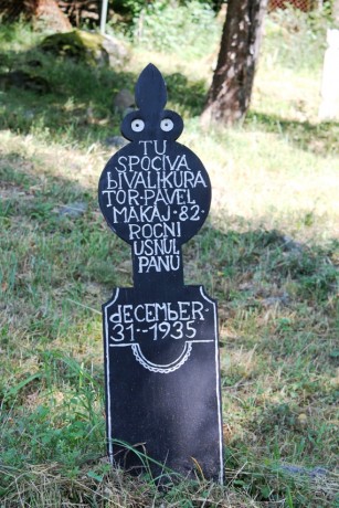 Dolný Tisovník, replika drevenej náhrobnej dosky