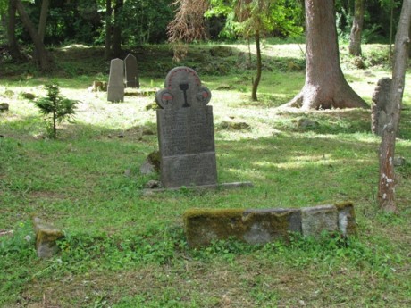 Jeden z ľudových náhrobníkov- Horný Tisovník