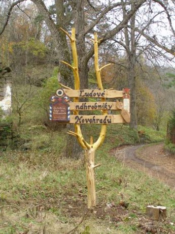 Jedna zo smerových tabúľ na prístupe k expozícii- Horný Tisovník