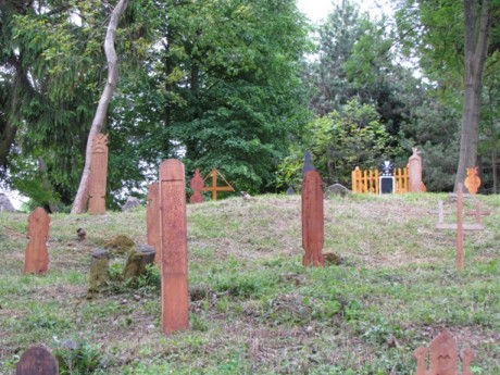 Repliky typicky novohradských ľudových náhrobníkov- Horný Tisovník