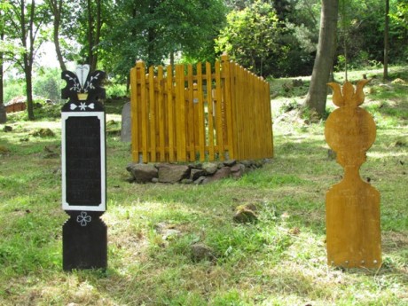 Repliky typicky novohradských ľudových náhrobníkov.- Horný Tisovník