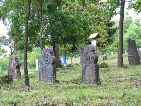 Typicky novohradské kamenné ľudové náhrobníky- Horný Tisovník