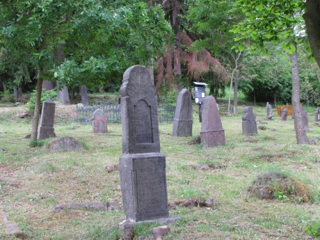 Kamenné náhrobníky.jpg