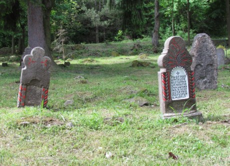 Kamenné náhrobníky s obnovenou farbou.jpg