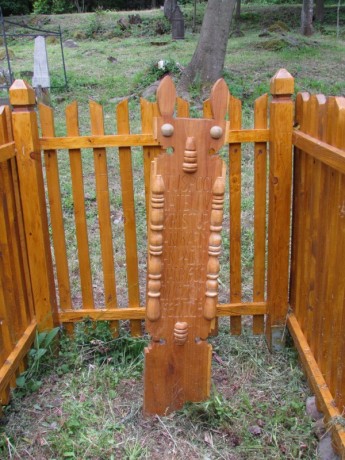 Replika dreveného náhrobníky z Polichna.jpg