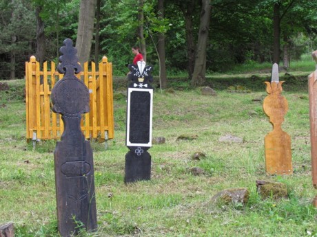 Repliky drevených náhrobníkov.jpg