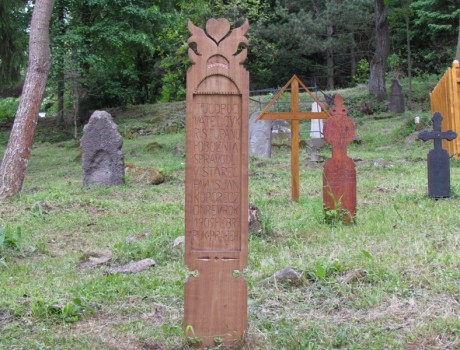 Repliky drevených náhrobných dosiek.jpg