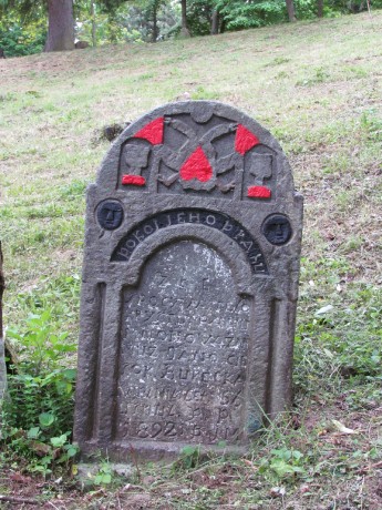 Náhrobník s motívom pavúka.jpg